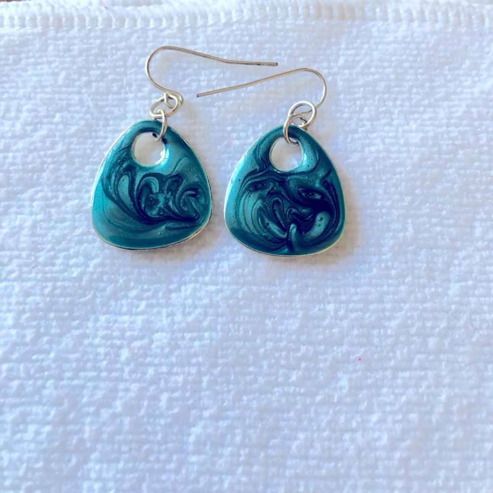Sterling silver wire earrings. Green swirl
